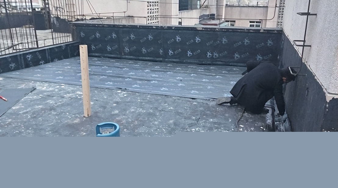 宝鸡金台区防水补漏公司宝鸡金台区防水补漏电线卫生间漏水维修阳台漏水渗水维修屋顶渗厨房外墙免费上门勘察。(图1)